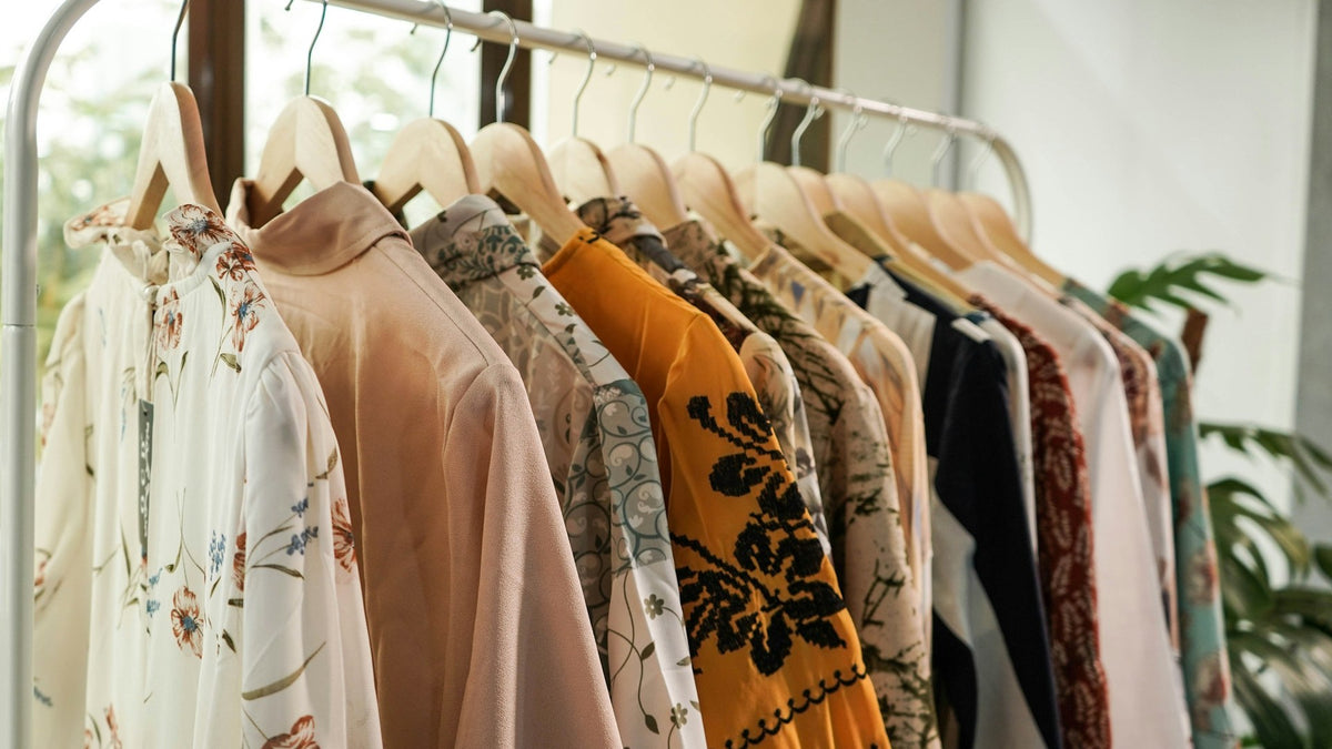 ハンガーラックに掛かった洋服のイメージ
