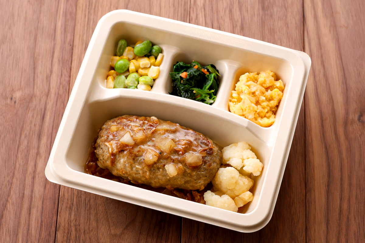 noshのオニオングリルハンバーグ（容器のまま）