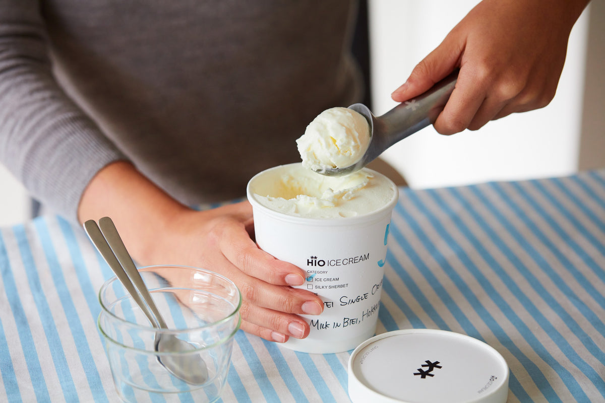 HiO ICE CREAMのパイントカップから取り分けるアイス